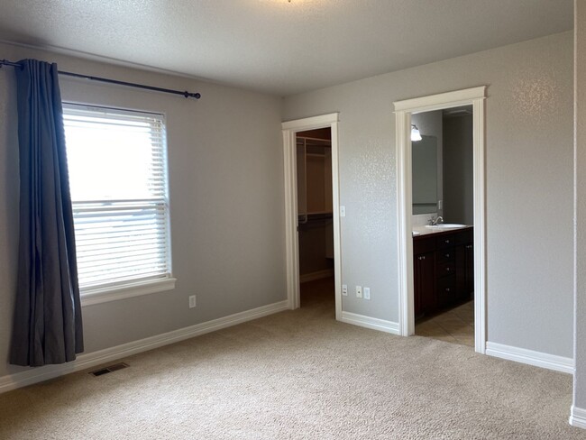 Building Photo - Start a Lease by 2/28/25 and pay $2,800 fo...