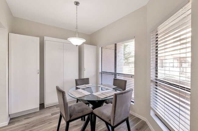 Building Photo - REMODELED/FURNISHED 1 Bed Condo in PRIME L...