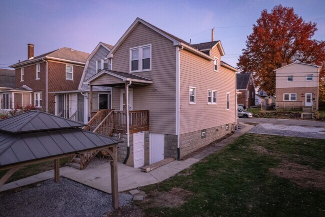 Building Photo - SCORE 50% OFF 1ST MONTH'S RENT IF SIGNED BY DEC 19! Gorgeous 3 bedroom home in Scott Township ava...