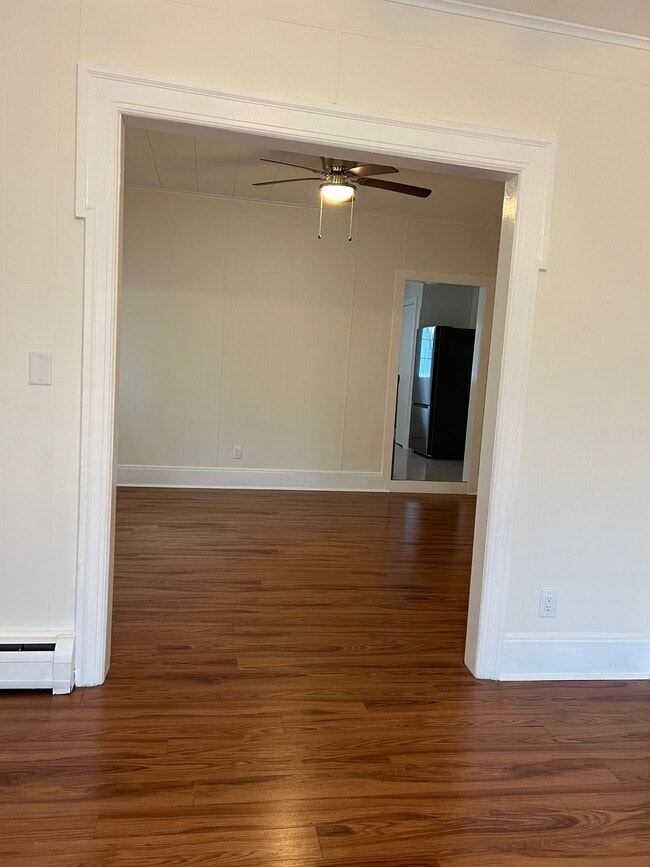 Building Photo - 513 S Albany St