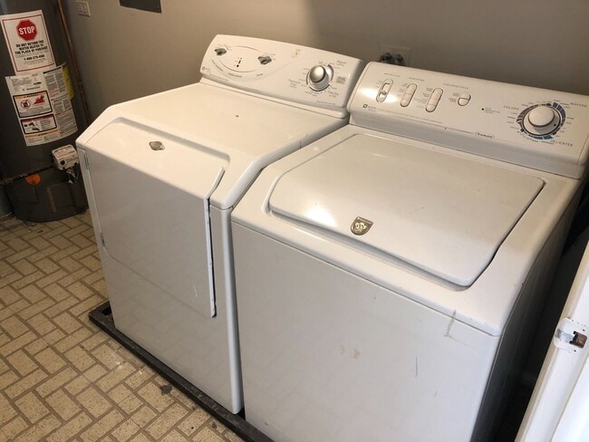 Building Photo - Wheeling, Lexington Commons 2BR/2BA 1 Garage & 2 Pools!