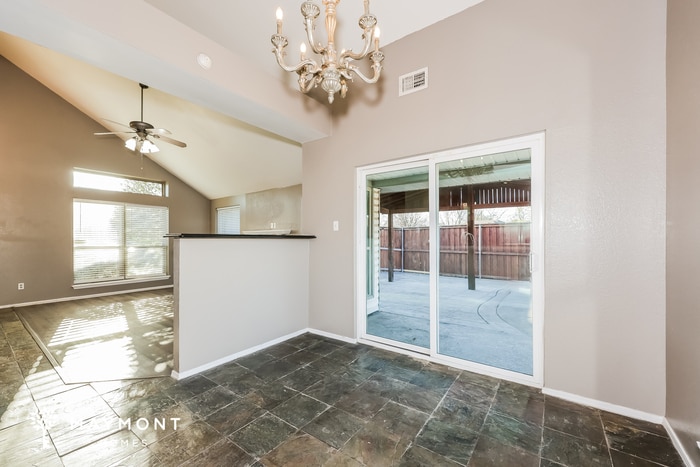 Building Photo - 6406 Mercedes Dr