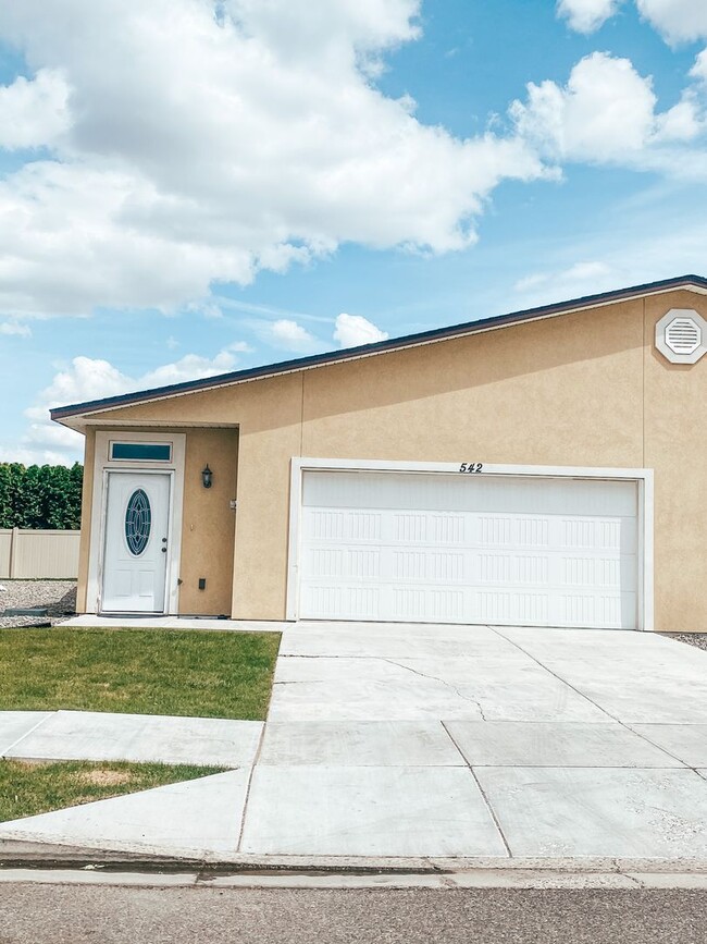 Building Photo - Beautiful Townhome in Kennewick