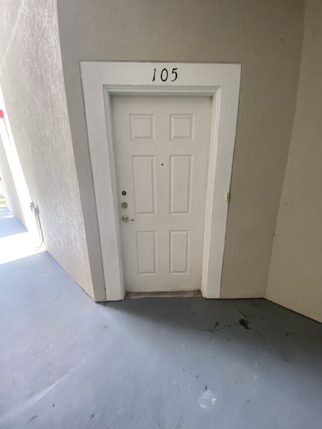 Building Photo - First-Floor 2BR/2BA Condo in Gated Nature’s Hideaway – Pool, Playground & Convenient Westside Loc...