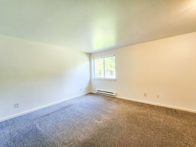 Building Photo - Beautifully Updated & Exceptionally Conven...