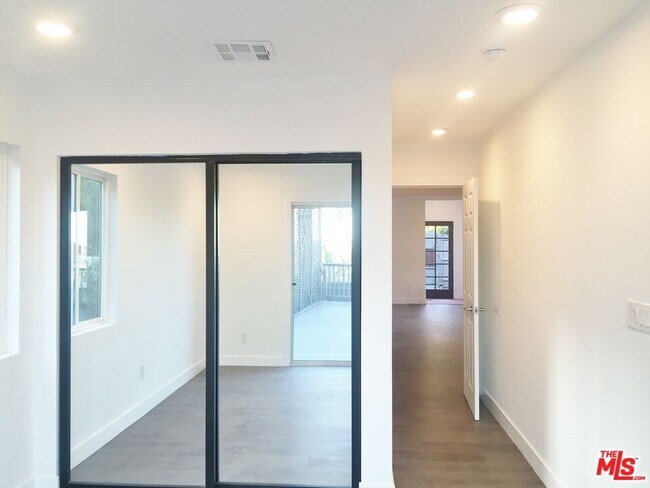 Building Photo - 8538 W Knl Dr