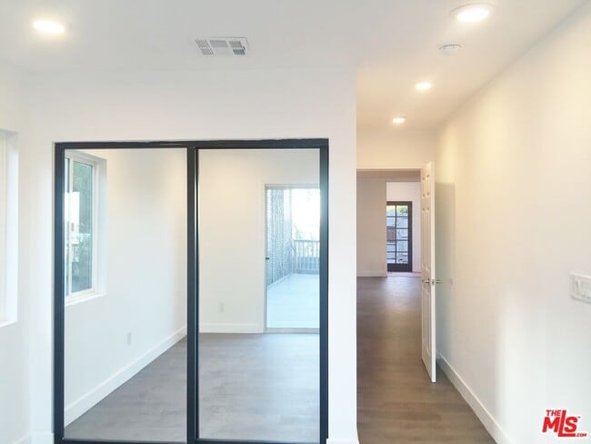 Building Photo - 8538 West Knoll Dr