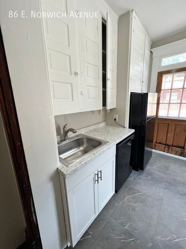 Building Photo - 86 E Norwich Ave