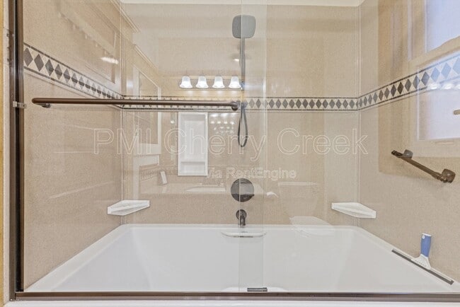 Building Photo - 4047 Wyandot St