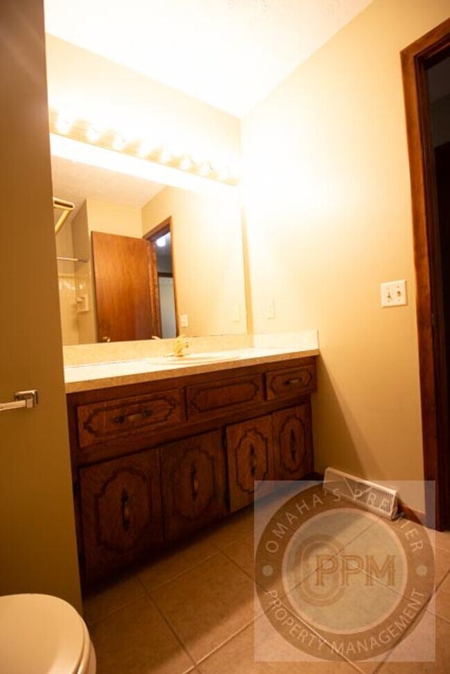 Building Photo - Spacious 3 Bed 3 Bath House