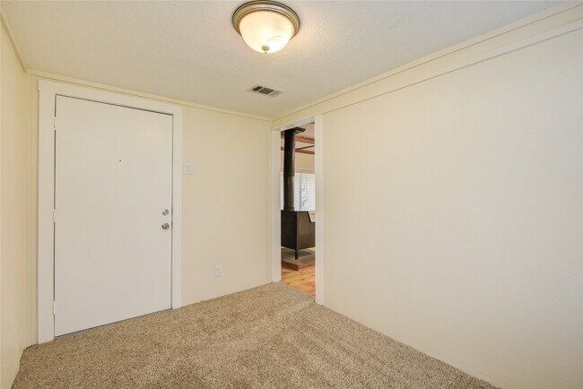 Building Photo - 804 Chickasaw Dr