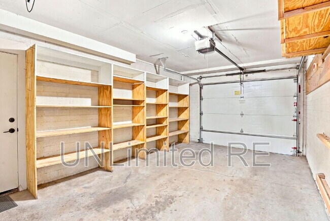 Building Photo - 2700 W Lynette Dr