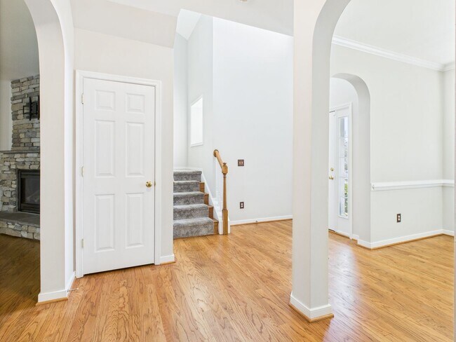 Building Photo - Charming 5-Bedroom 2.5 Bathroom Home locat...