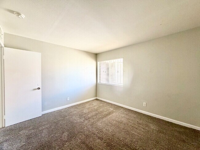 Building Photo - HIVE SUMMER MOVE-IN SPECIAL: 3 BEDROOM CONDO | COMMUNITY POOLS + WALKING TRAILS | CENTRAL LAS VEG...