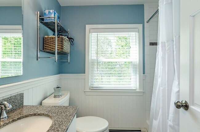 Building Photo - 76 Adams St