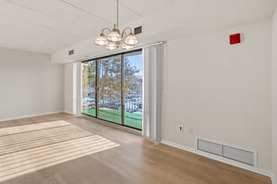 Building Photo - Imperial Manor III Apartments