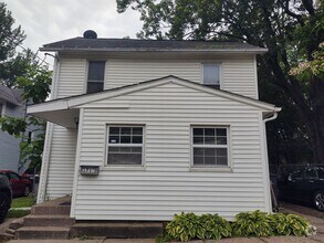 Building Photo - 2 Bedroom House in Rock Island