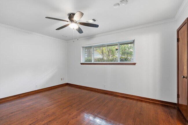 Building Photo - 5307 Poinciana Dr