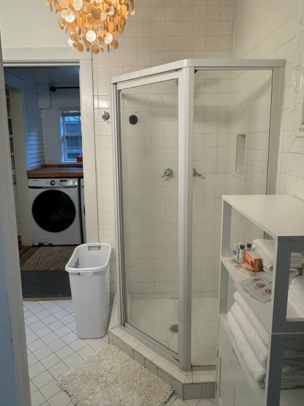 Building Photo - 5825 Belmont Ave