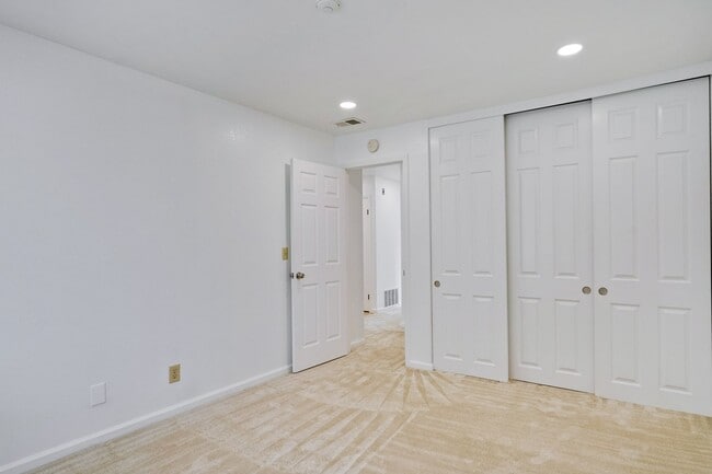 Building Photo - Spacious condo available in desirable Newpark Village community!