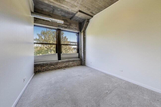 Building Photo - 1071 W 15th St