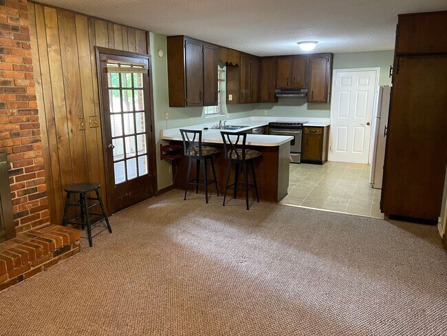Building Photo - KILLEARN ESTATES FENCED YARD!!!