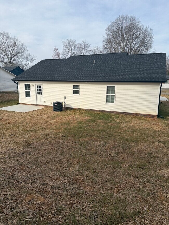 Building Photo - 1002 Grace Ave