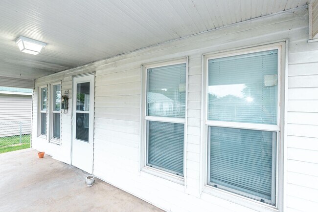 Building Photo - Beautiful 2 Bed 1 Bath in Quiet Area