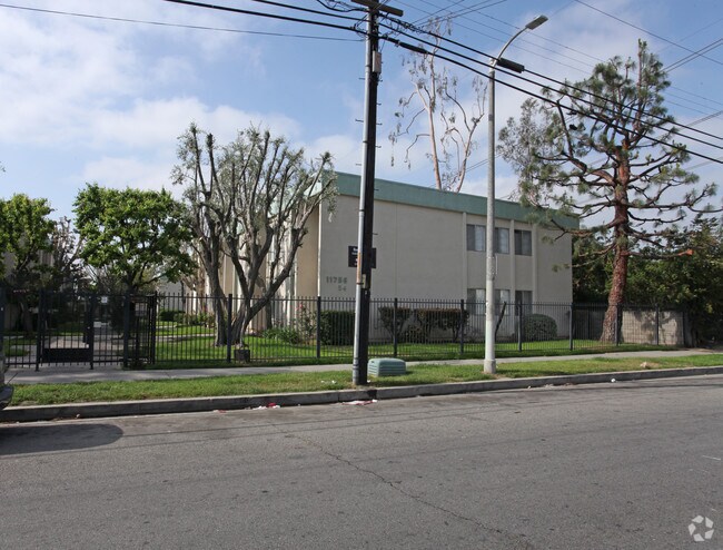 Building Photo - Runnymede Hollidays Apartments Holliday