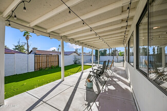Building Photo - 1831 E La Jolla Dr