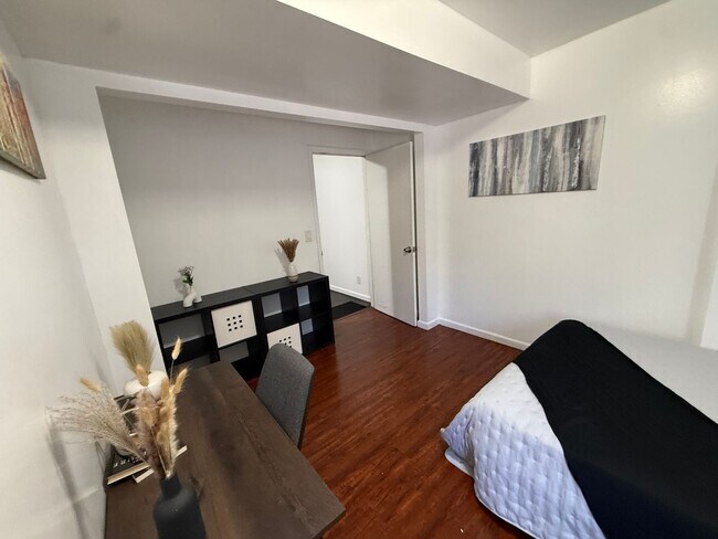 Building Photo - 68 E 200 S