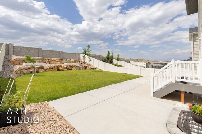 Building Photo - 2577 N Velvet Moon Dr