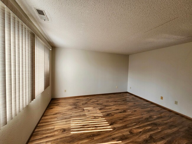Building Photo - N. Richland Townhome Close to PNNL & Hanford!