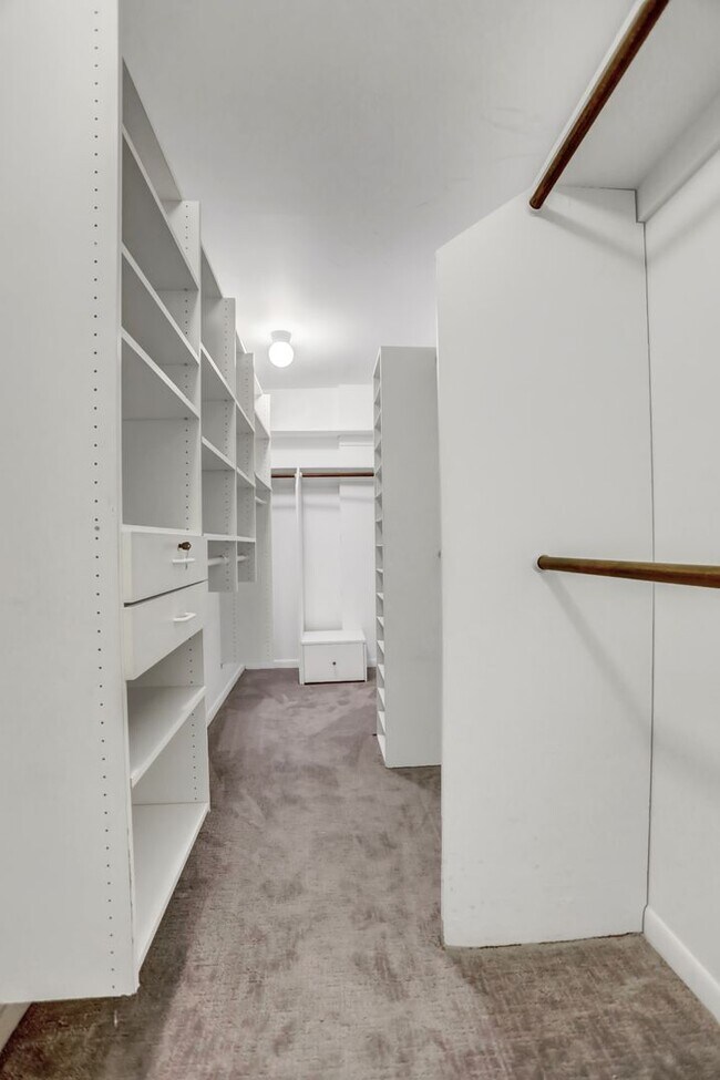 Building Photo - AMAZING SPACIOUS END UNIT TOWNHOUSE IN PRIME LOCATION