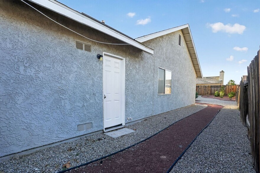 Building Photo - 705 Desert Calico Dr