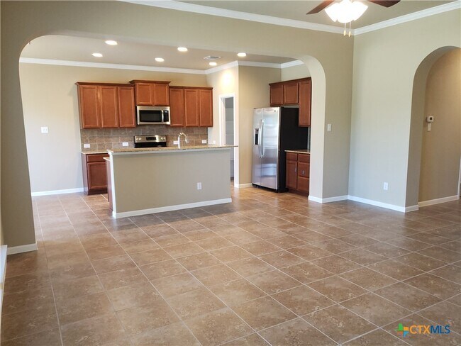 Building Photo - 5906 Blackstone Dr
