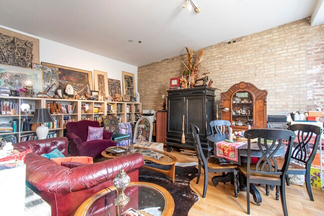 Building Photo - 537 Custer Ave