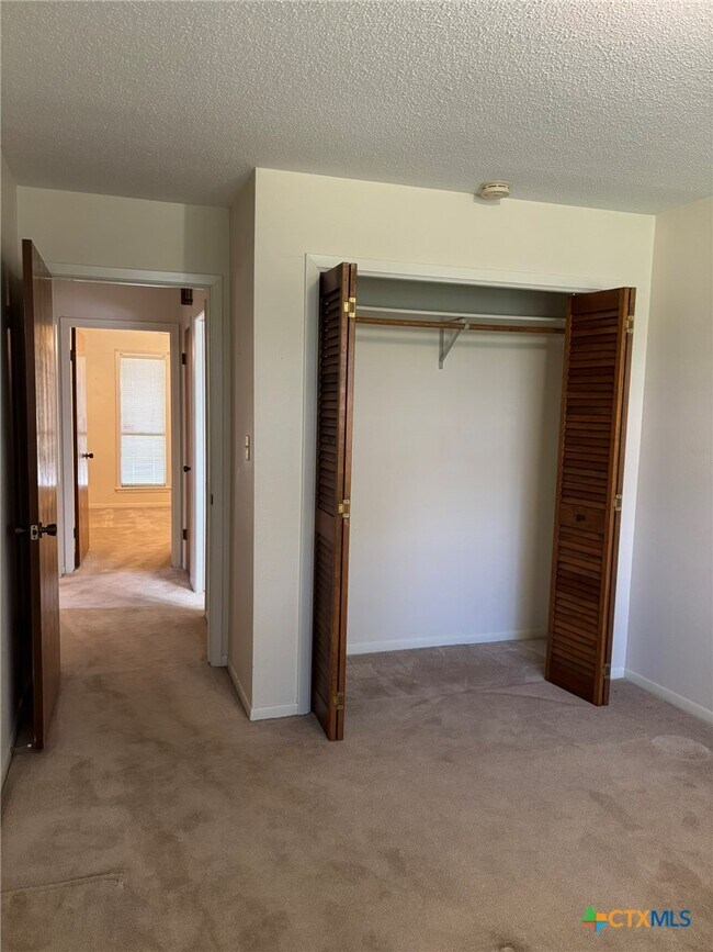 Building Photo - 417 Ivanhoe Dr