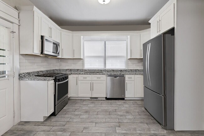Building Photo - Charming Rental with Large Fenced Yard nea...