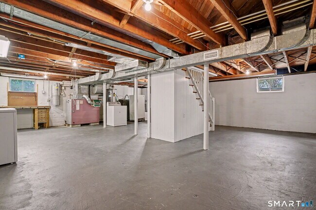 Building Photo - 32 Crescent Dr