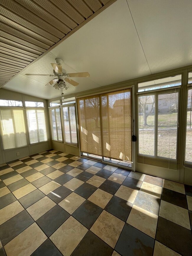 Building Photo - Maryville 37801 - 2 bedroom, 2 bath condo with a 1-car garage & sunroom - Call Tom Parry (865) 60...