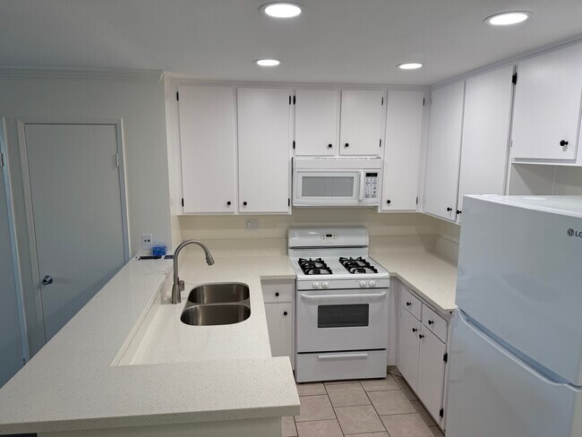 Building Photo - 18752 Mandan St