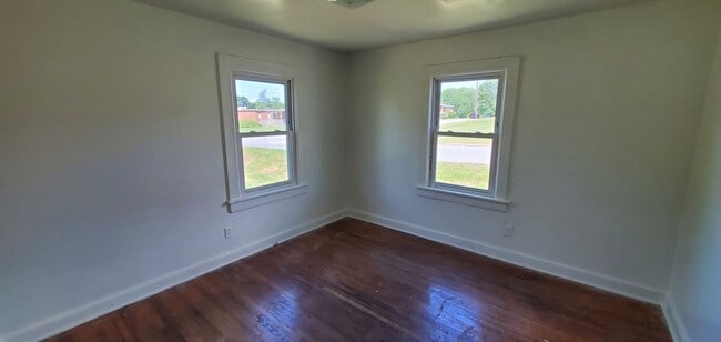 Building Photo - 2 Bedroom House