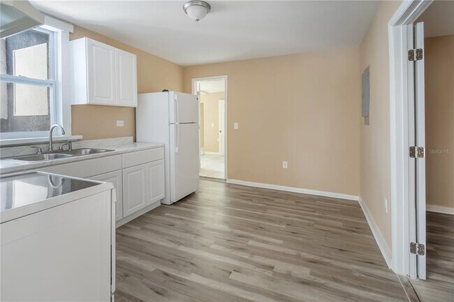 Building Photo - 418 E Amelia Ave