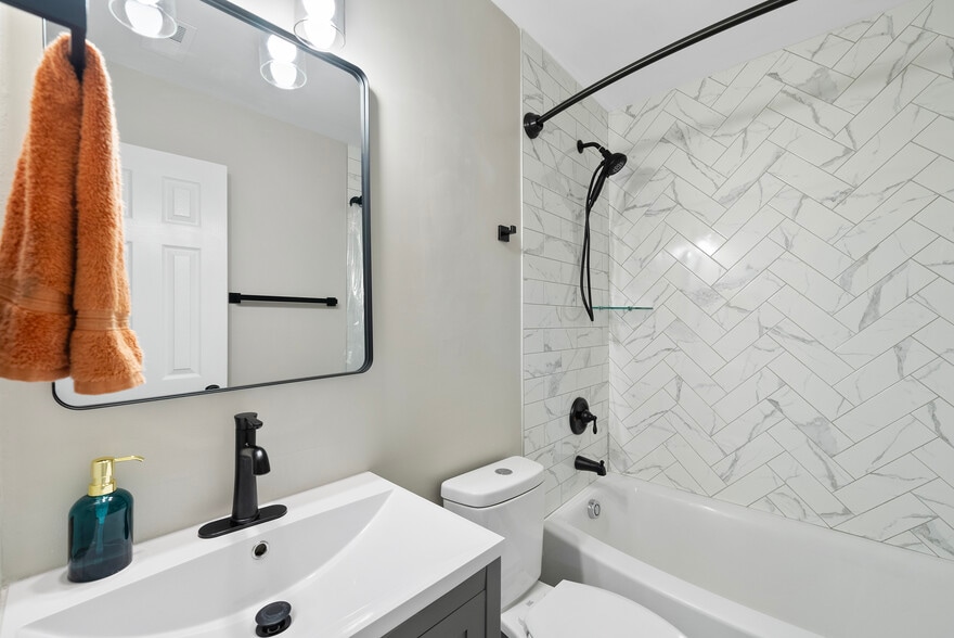 Hall full bath - 2910 Driftwood Dr