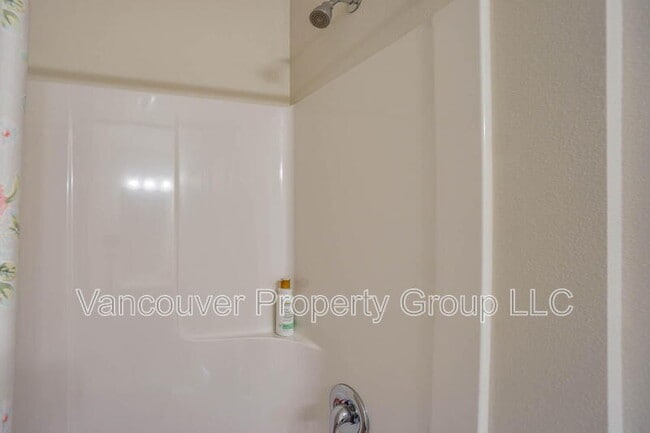 Building Photo - 2001 NE 4 Seasons Ln