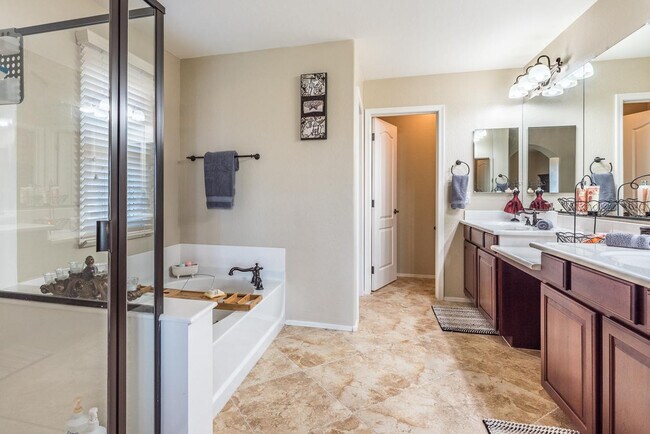 Building Photo - 1628 E Canyon Creek Dr