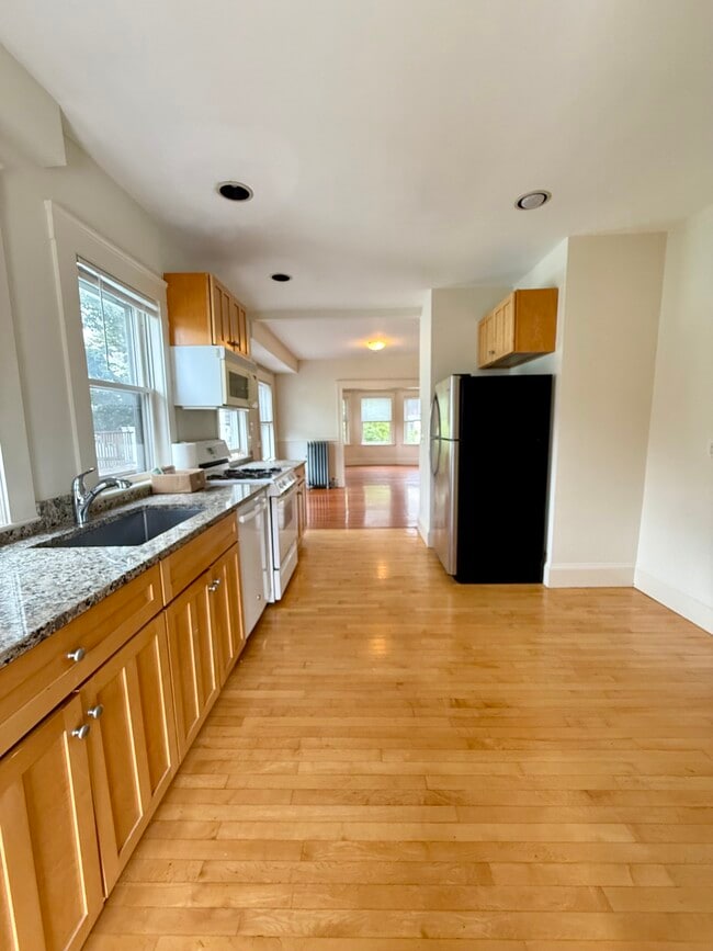 Building Photo - 68 Putnam St