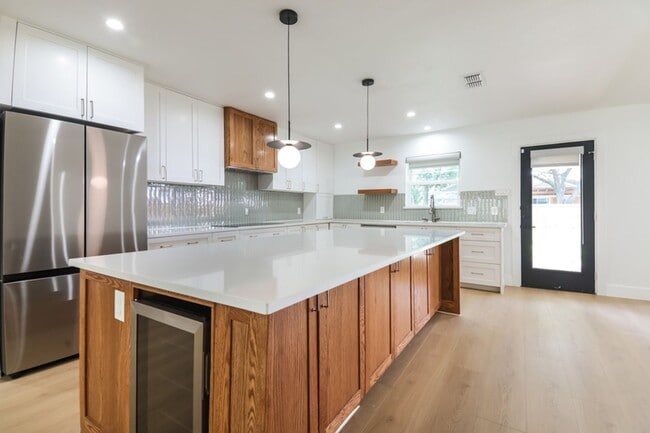 Building Photo - 7412 Fenton Dr