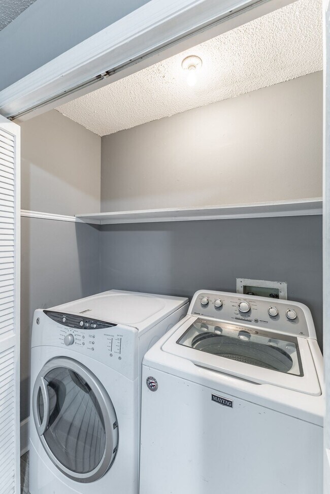 Building Photo - Greenbrier Apartments